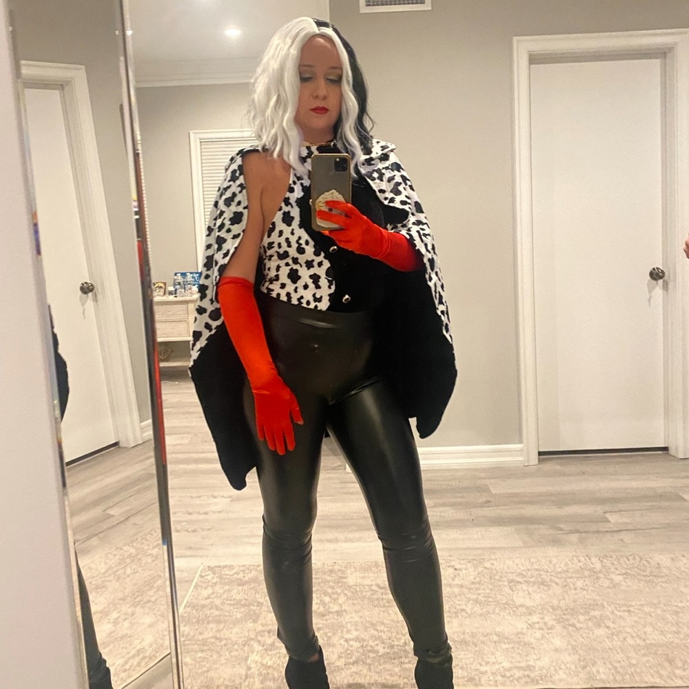 Cruella costume - wig included